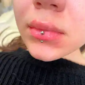 Прокол губы Лабрет в Алматы салон Мерси